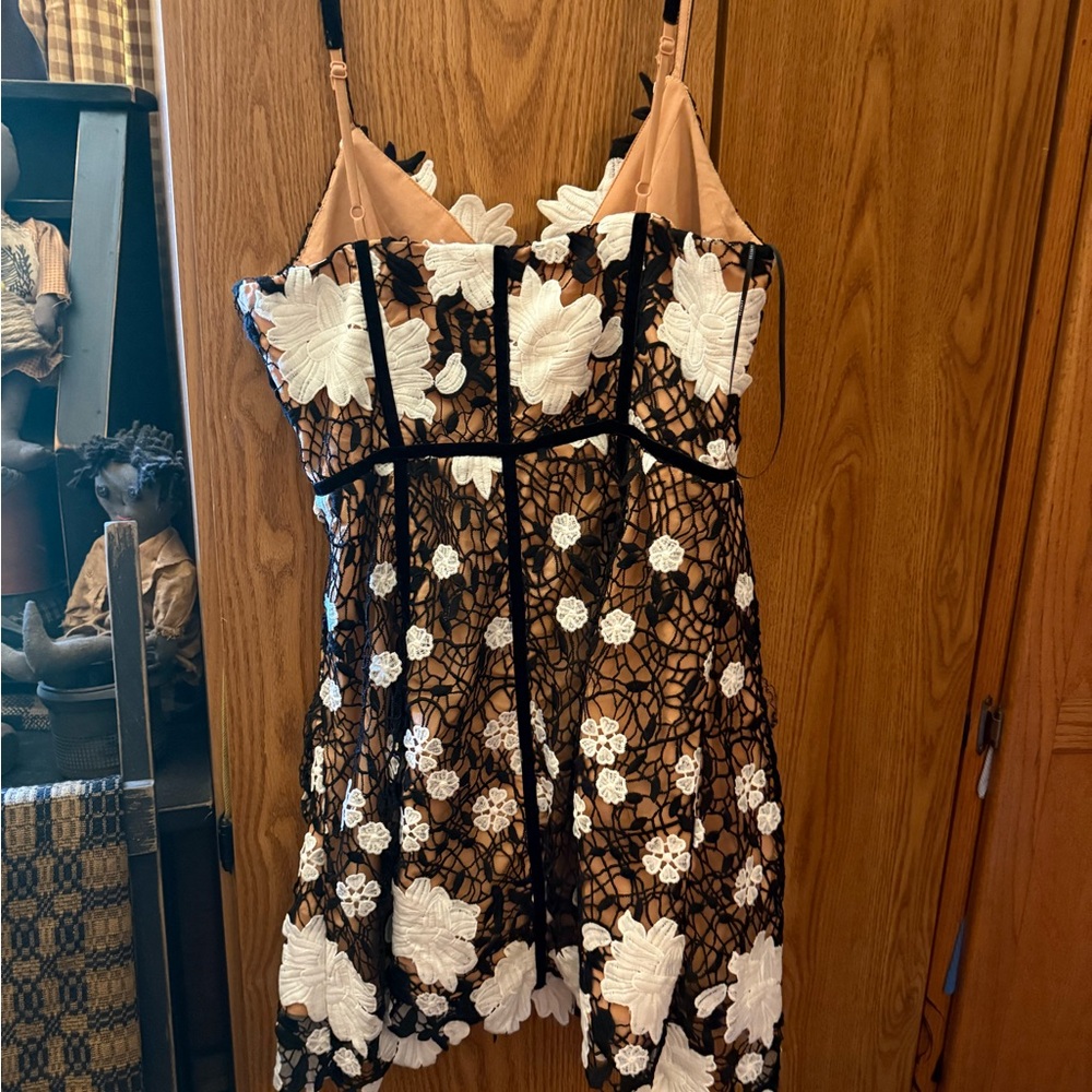 Elliatt NWOT Black and White Women's Embroidered Mini Dress - Picture 7 of 7